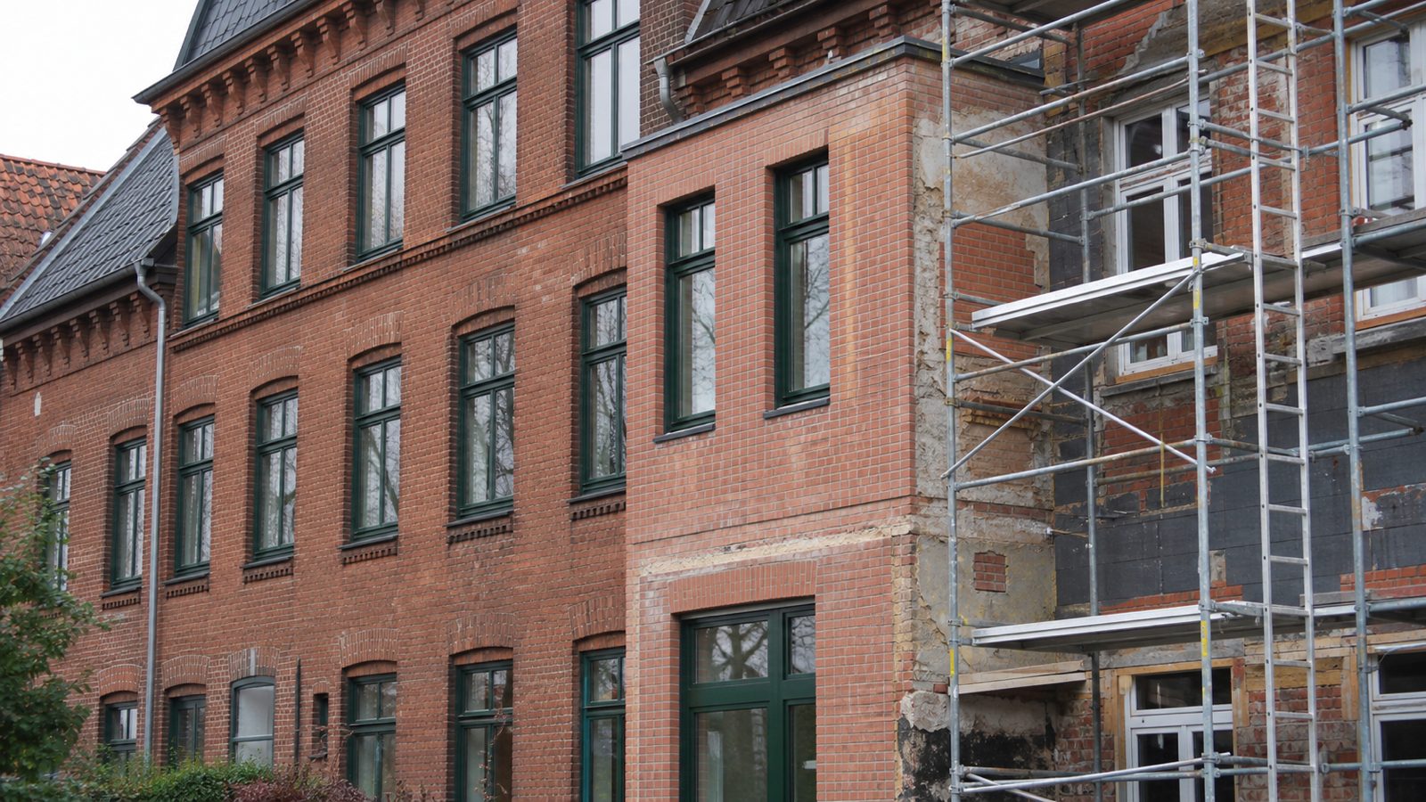 Sanierung im Bestand mit Mauerwerk und Holzkonstruktion